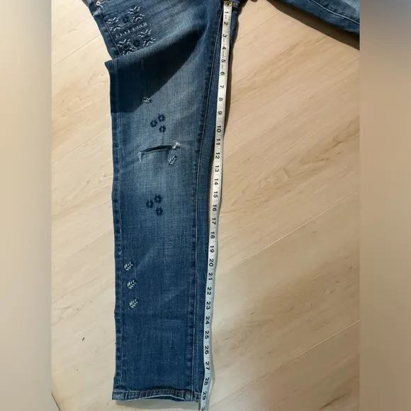 Anthropologie Pilcro Embroidered Mid-rise Slim Boyfriend Jeans