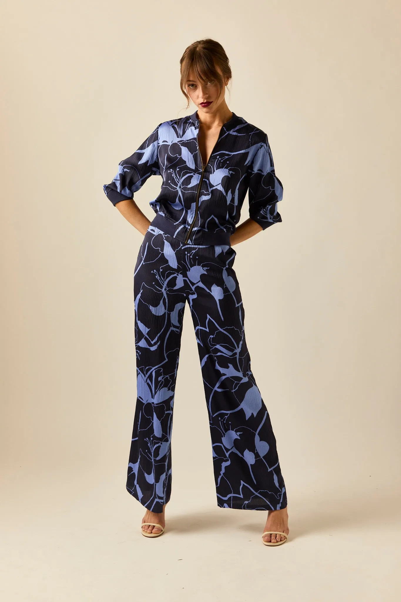 Bomber satinada print floral azul lavanda