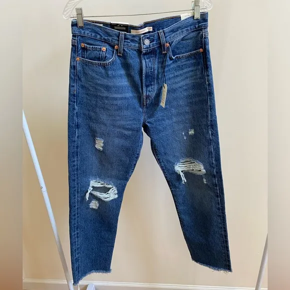 NWT Levi’s Wedgie Straight medium wash Premium Denim jeans