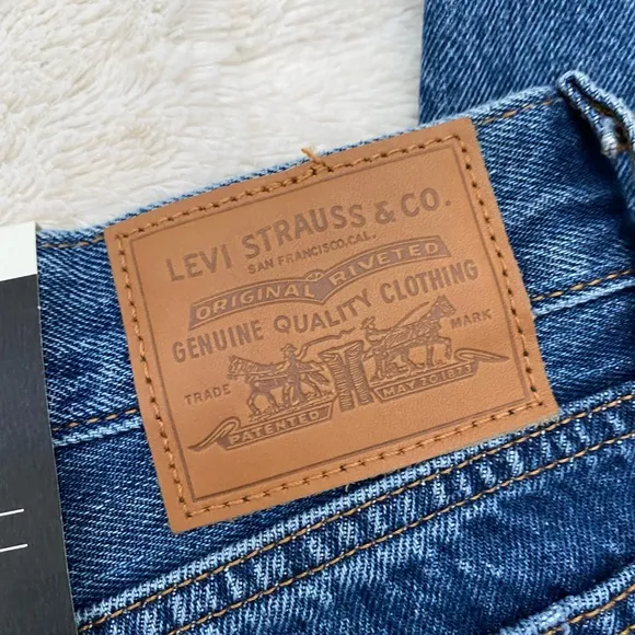 NWT Levi’s Wedgie Straight medium wash Premium Denim jeans